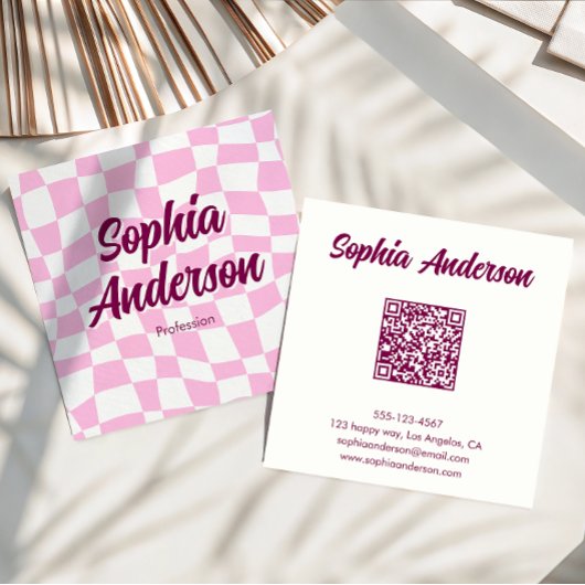 Trendy Pink Checkerboard with QR Code Quadratische Visitenkarte