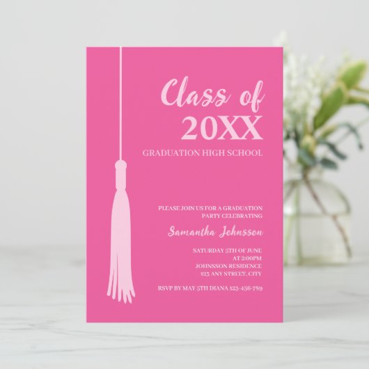 Trendy Pink Feminine 2025 Grad Tassel Abschluss Einladung (Stehend Vorderseite)