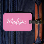 Trendy Pink Girls Name Handgeschriebenes Skript be Gepäckanhänger<br><div class="desc">Eine schicke personalisierte rosa Monogramm Gepäckmarke für ein Mädchen,  das einfache,  handgeschriebene Geschenke Liebe. Schönes,  weißes kursives Skript,  das Ihren Namen in elegantem minimalistischem Skript beschreibt.</div>