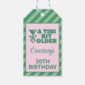 Trendy Pink & Green A Tini Bit Ältere 30. Geburtst Geschenkanhänger (Rückseite)