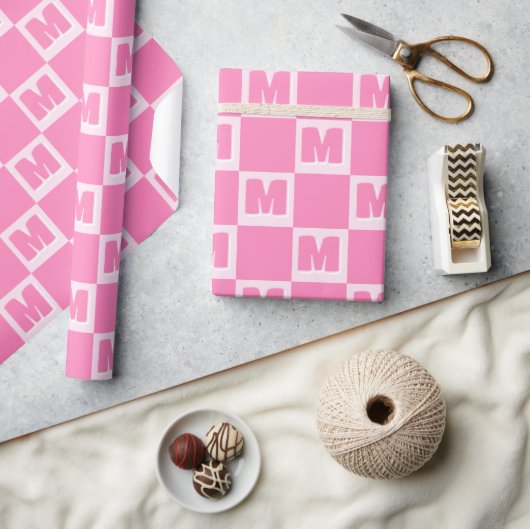 Trendy Pink Monogram Checkered Initial  Geschenkpapier (Kunsthandwerk)
