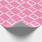 Trendy Pink Monogram Checkered Initial  Geschenkpapier (Ecke)