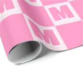 Trendy Pink Monogram Checkered Initial  Geschenkpapier (Rolleneckpunkt)