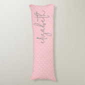 Trendy Polka Dot blush rosa Skript graue Namen Seitenschläferkissen (Vorderseite Vertikal)