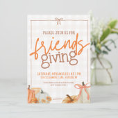Trendy Pumpkin Bow Kariert Friendsgiving Einladung (Stehend Vorderseite)