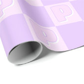 Trendy Purple Monogram Initial Checkerboard Geschenkpapier (Rolleneckpunkt)