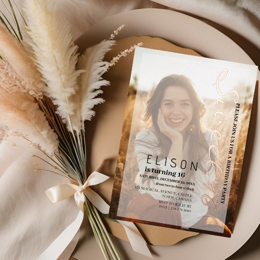 Trendy Rah-rah Modernes Script 2 Foto Sweet 16 Ros Folieneinladung