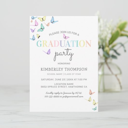 Trendy Rainbow Pastel Butterfly Graduation Party Einladung (Stehend Vorderseite)