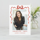 Trendy Red Bow Ribbon 2 FOTO Graduation Party Einladung (Stehend Vorderseite)