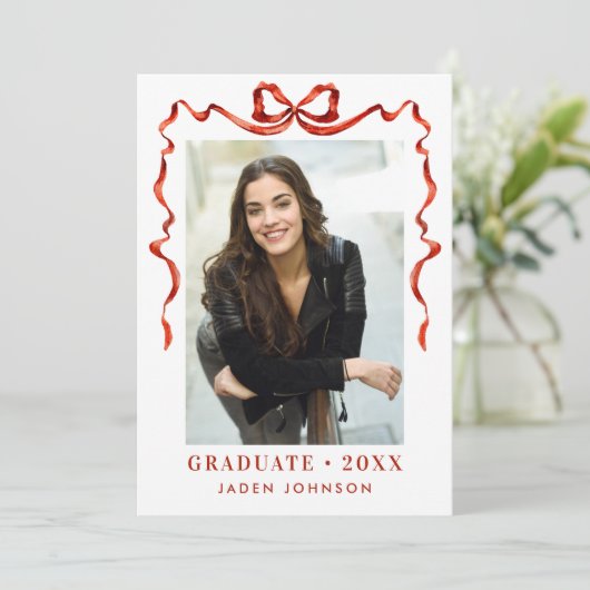 Trendy Red Bow Ribbon 4 FOTO Graduation Party Einladung (Stehend Vorderseite)