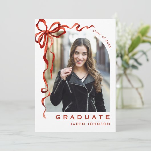 Trendy Red Bow Ribbon 5 FOTO Graduation Party Einladung (Stehend Vorderseite)