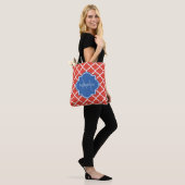 Trendy Red Quatrefolie Blue Monogram und Name Tasche (Am Model)