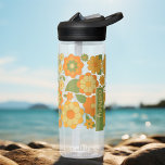 Trendy Retro Floral Pattern mit Namensblock Trinkflasche<br><div class="desc">Ein gewagtes, blumengeschmücktes Design mit farbenfrohen Farbtönen wie Gold, Orange und Grün, mit einem unterhaltsamen Farbblock, um Ihren Namen oder jeden Text hinzuzufügen. Die verrückte Blume hat eine Vielzahl von Farben. Sie können einen Namen, ein Monogramm oder einen anderen benutzerdefinierten Text hinzufügen. Wenn Sie die Kunst verschieben möchten, klicken Sie...</div>