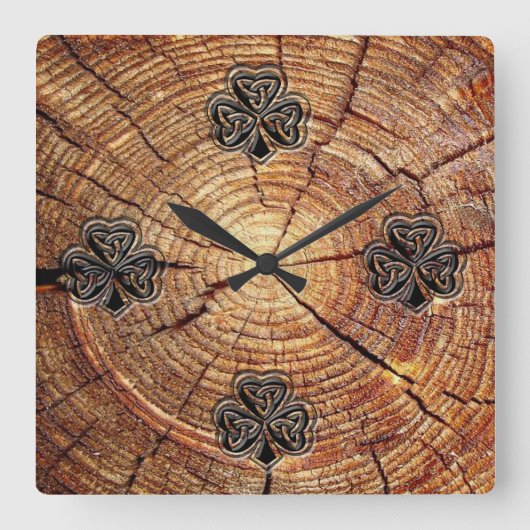 Trendy Retro-Holz Irisches Glück Kleeblatt Quadratische Wanduhr (Vorderseite)