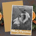 Trendy Retro Typografie Gold Weihnachtsgebäck Foto Feiertagskarte<br><div class="desc">Feiern Sie die Saison mit unserer Retro Typografie Gold Weihnachts Foto Holiday Card, die moderne Eleganz mit klassischem Charme verbindet. Diese stilvolle Karte bietet ein auffallendes Schwarz-Weiß-Foto, Set vor einem Hintergrund von goldenen Akzenten, die eine Touch von festlicher Raffinesse. Das minimalistische Design wird ergänzt durch eine kühne, moderne Typografie, die...</div>