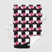 Trendy rosa Herz und Karierte Schwarz-Monogramm Golfhandtuch (Insitu)