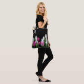 Trendy rosa, weiße Tulpen florengrünes Schwarz gür Tasche (Am Model)