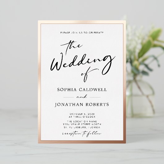 Trendy Rose Gold Calligraphy Script Wedding Folieneinladung (Stehend vorne)