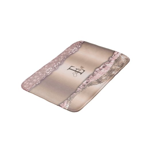 Trendy Rose Gold Diamonds Glitzer Monogram Badematte (Schrägansicht)