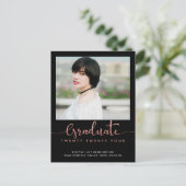Trendy Rose Gold Foil Abschluss Script Foto Ankündigungspostkarte (Stehend Vorderseite)