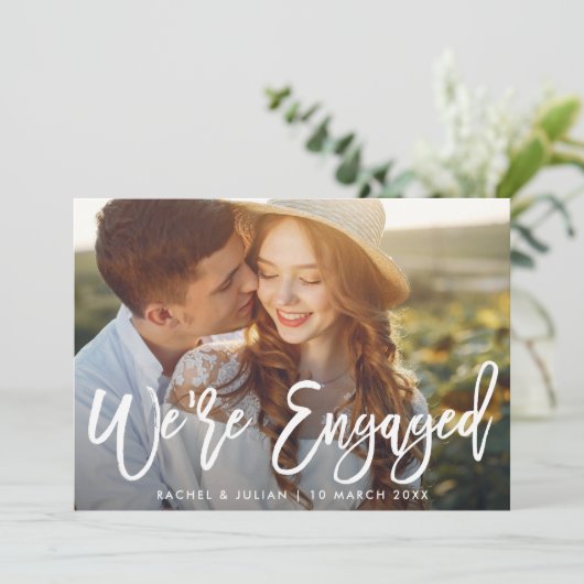 Trendy rustic script engagement party einladung (Stehend Vorderseite)