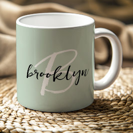 Trendy Sage Green Schwarz-weiß Script Monogram Kaffeetasse