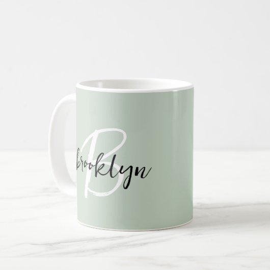 Trendy Sage Green Schwarz-weiß Script Monogram Kaffeetasse (Vorderseite Links)