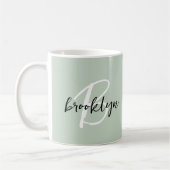 Trendy Sage Green Schwarz-weiß Script Monogram Kaffeetasse (Links)