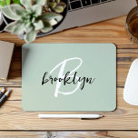 Trendy Sage Green Schwarz-weiß Script Monogram Mousepad<br><div class="desc">Dieses elegante personalisierte Mauspad verfügt über ein Monogramm und einen Vornamen in modernem Schwarz-Weiß-Skript auf einem trendigen Weiß-Hintergrund.</div>