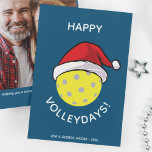 Trendy Santa Cap Pickleball Blue Christmas Foto Feiertagskarte<br><div class="desc">Trendy moderne Pickleball Weihnachtsfotokarte. Gelber Pickleball mit roter Weihnachtsmannmütze. Grosses Foto auf der Rückseite mit persönlicher Urlaubsbotschaft. Gerundet moderne minimalistische Typografie. Alle Textbereiche sind vollständig personalisierbar. Kontaktieren Sie uns für Hilfe bei der Personalisierung oder Anpassung an Ihre individuellen Wünsche. Gute Ferien!</div>