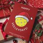 Trendy Santa Cap Pickleball Red Christmas Feiertagskarte<br><div class="desc">Trendy moderne Pickleball Wohnung Weihnachtskarte. Gelber Pickleball mit roter Weihnachtsmannmütze. Gerundet moderne minimalistische Typografie. Alle Textbereiche sind vollständig personalisierbar. Kontaktieren Sie uns für Hilfe bei der Personalisierung oder Anpassung an Ihre individuellen Wünsche. Gute Ferien!</div>