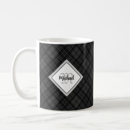 Trendy Schwarz-weiß tartan Personalize Monogram Kaffeetasse (Links)