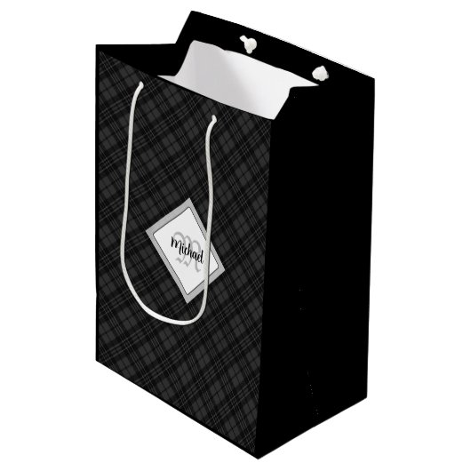 Trendy Schwarz-weiß tartan Personalize Monogram Mittlere Geschenktüte (Vorderseite Schrägansicht)