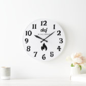 Trendy Schwarz-weißer Koch mit Personalisiertem Na Große Wanduhr (Zuhause)