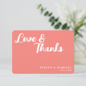 Trendy Script Coral Pink Love & Thanks Wedding Dankeskarte (Stehend Vorderseite)