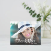 Trendy Script Dankeschön Foto Abschluss Postkarte (Stehend Vorderseite)