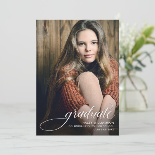 Trendy Script Foto Abschluss Ankündigung (Stehend Vorderseite)