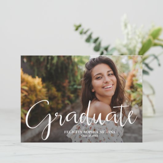 Trendy Script Foto Abschluss Ankündigung (Stehend Vorderseite)