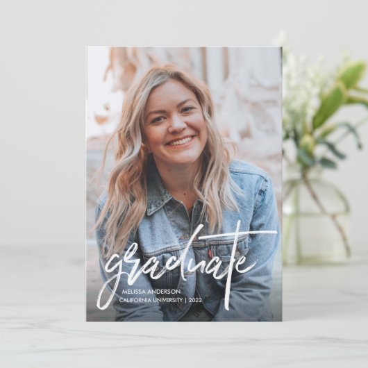 Trendy Script Foto Abschluss Ankündigung (Stehend Vorderseite)