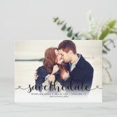 Trendy Script Foto Wedding Save the Date (Stehend Vorderseite)