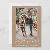 Trendy Script Getting Married Kraft Save The Date (Vorderseite)