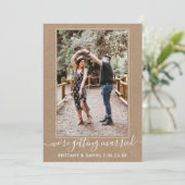Trendy Script Getting Married Kraft Save The Date (Stehend Vorderseite)