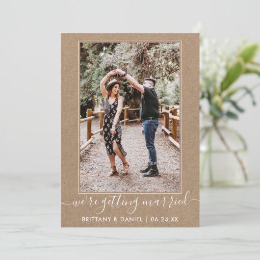 Trendy Script Getting Married Kraft Save The Date (Stehend Vorderseite)