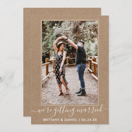 Trendy Script Getting Married Kraft Save The Date (Vorne/Hinten)