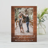 Trendy Script Getting Married Rustic Wood Save The Date (Stehend Vorderseite)