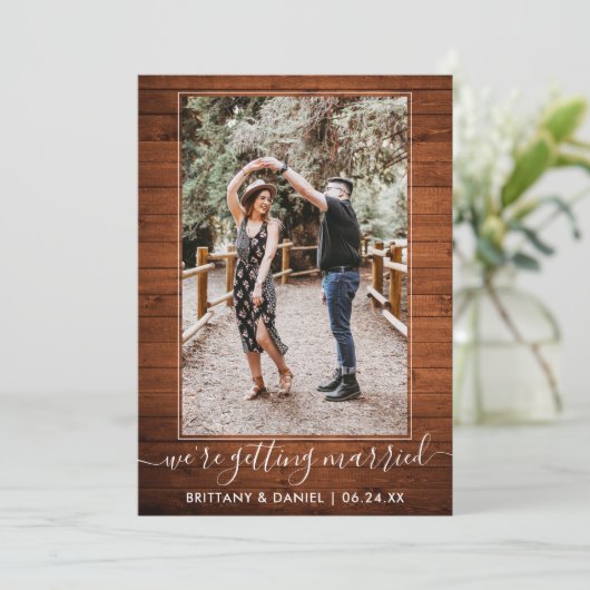 Trendy Script Getting Married Rustic Wood Save The Date (Stehend Vorderseite)