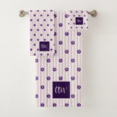 Trendy Script Initial Blume Blush Violet Striped Badhandtuch Set (Insitu)
