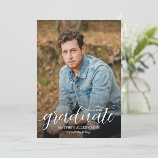 Trendy Script Overlay Foto Abschluss Ankündigung (Stehend Vorderseite)