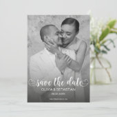 Trendy Script Overlay Text mit Herz und Foto Save The Date (Stehend Vorderseite)