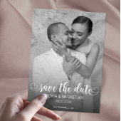 Trendy Script Overlay Text mit Herz und Foto Save The Date